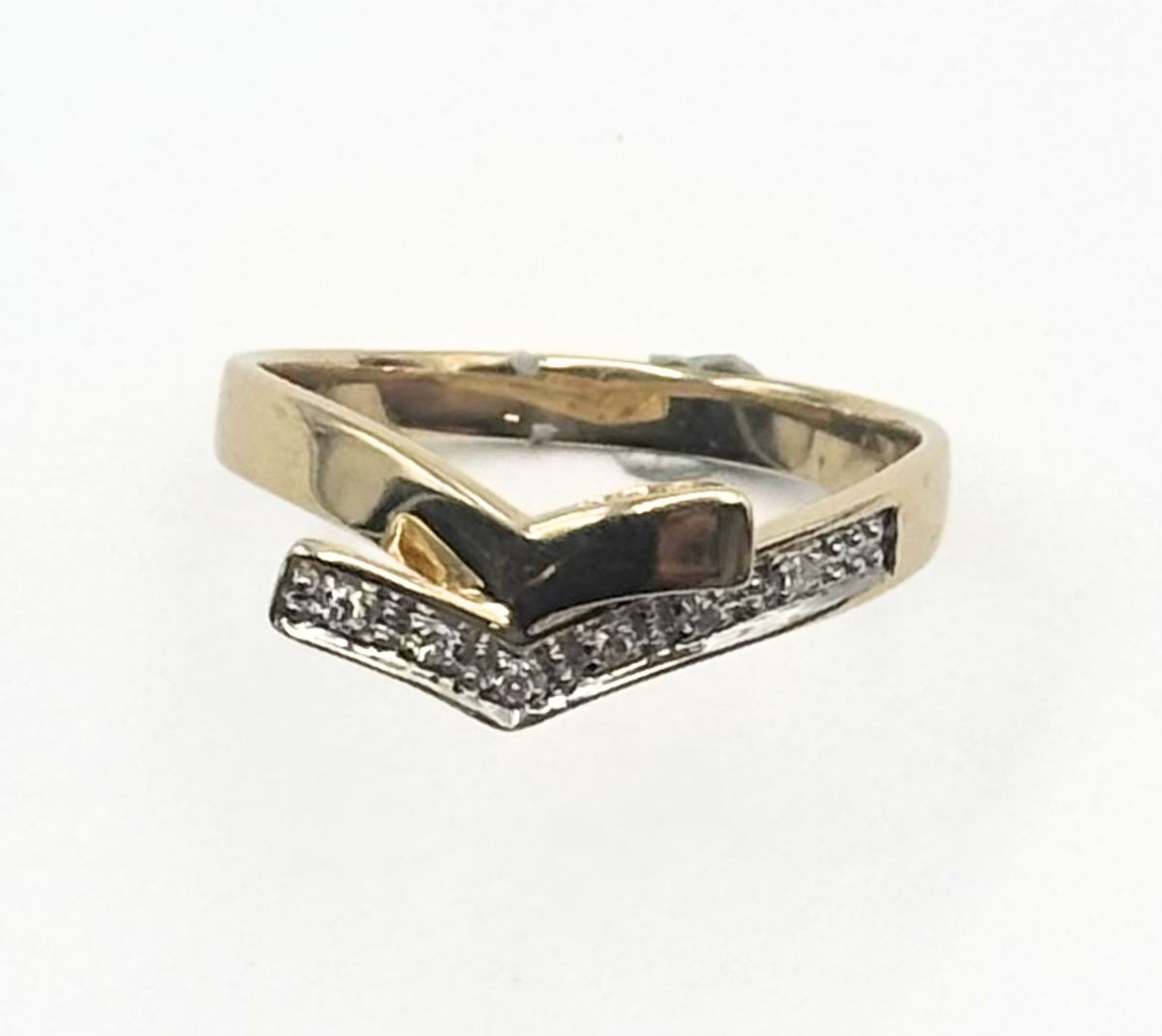 Vintage gullring med geometrisk design og diamantdetaljer